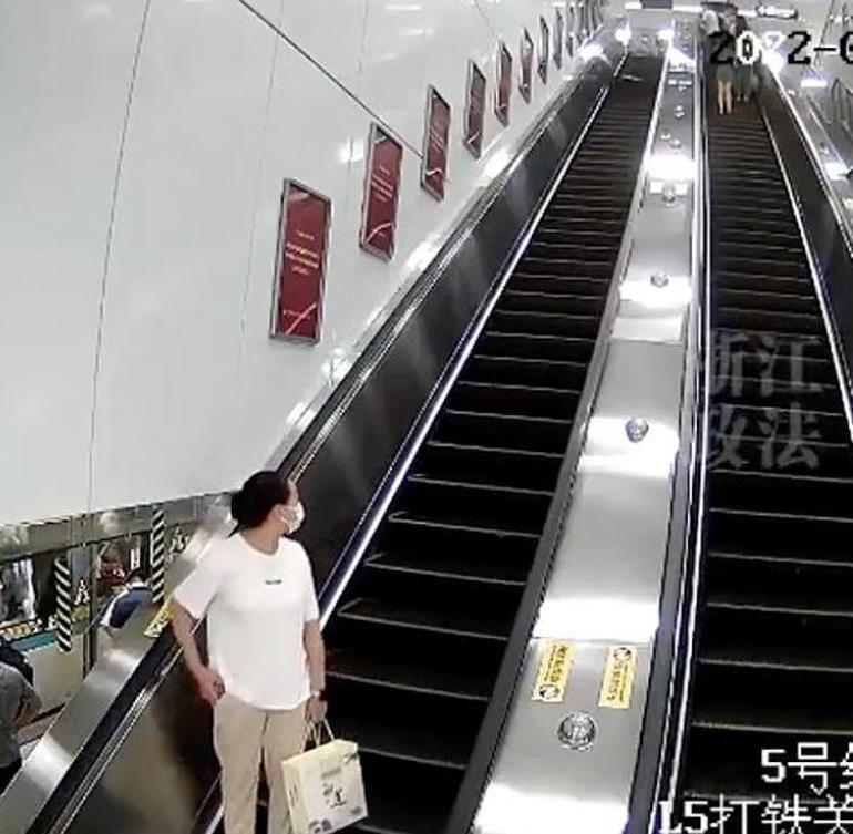 Yürüyen merdivendeki kadın dehşeti yaşadı Bavul son hızla çarptı...