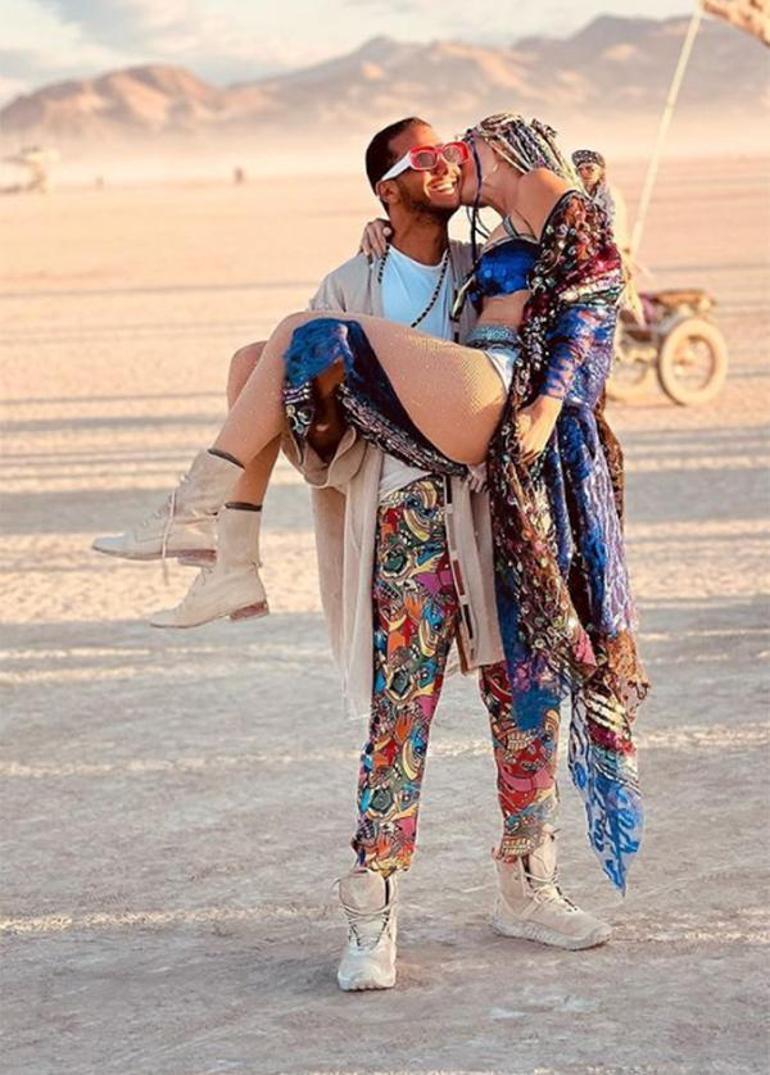Şeyma Subaşı ile Mohammed Alsaloussiden Burning Man pozları