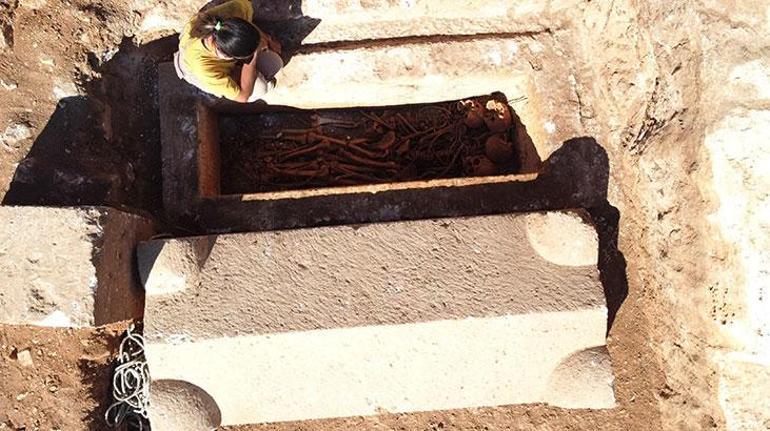 Adıyamanda 4 iskeletin bulunduğu bin 800 yıllık mezar bulundu
