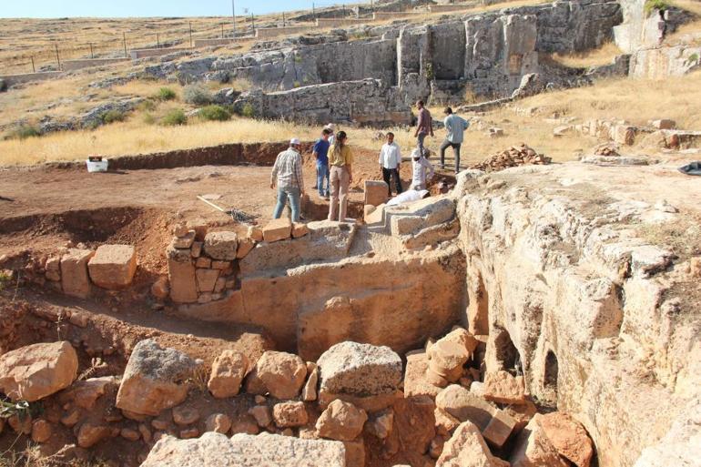 Adıyamanda 4 iskeletin bulunduğu bin 800 yıllık mezar bulundu