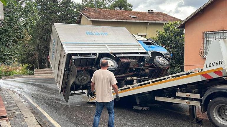 Üsküdar’da kaza Kamyon devrildi, 3 kişi yara almadan kurtuldu