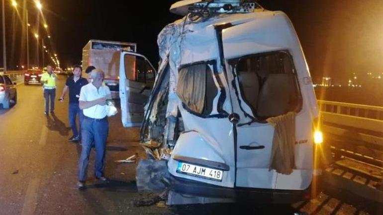 Lastiği patlayan tur minibüsüne kamyon çarptı Turistler yaralandı