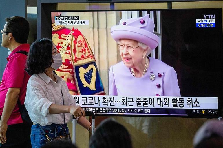 İngilizler Kraliçe Elizabethe ağlıyor