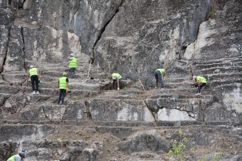Zile Kalesi kayaları oyularak yapılan antik tiyatroda kazı çalışması