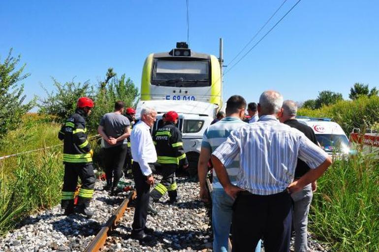 Aracına hemzemin geçitte yolcu treni çarpan ziraat mühendisi öldü