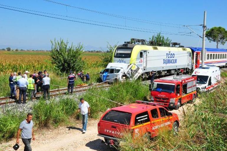 Aracına hemzemin geçitte yolcu treni çarpan ziraat mühendisi öldü