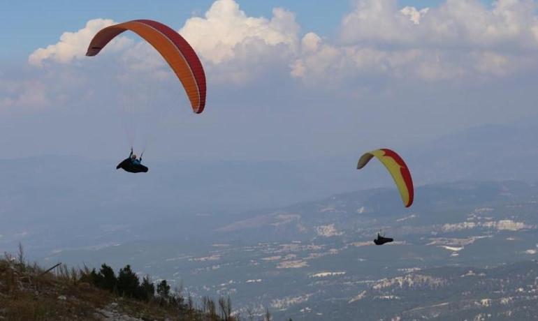 Sen yaşlısın, bırak diyenlere aldırmıyor, kuş gibi uçuyor