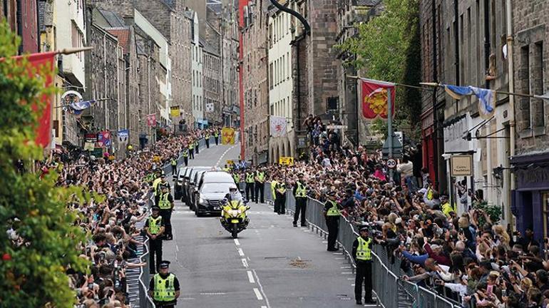 Kraliçe II. Elizabethin cenazesi Holyroodhouse Sarayına getirildi: Binlerce kişi sokaklara döküldü