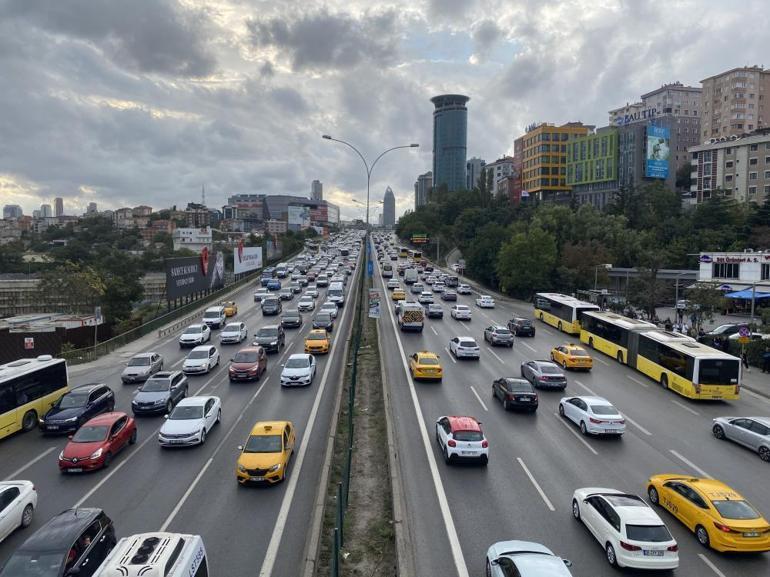 İstanbulda okullar açıldı Trafik yoğunluğu artıyor