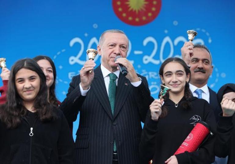 Cumhurbaşkanı Erdoğan: Size kendi ecdadınıza sövdürmeye çalışan köksüzlere kulak asmayın