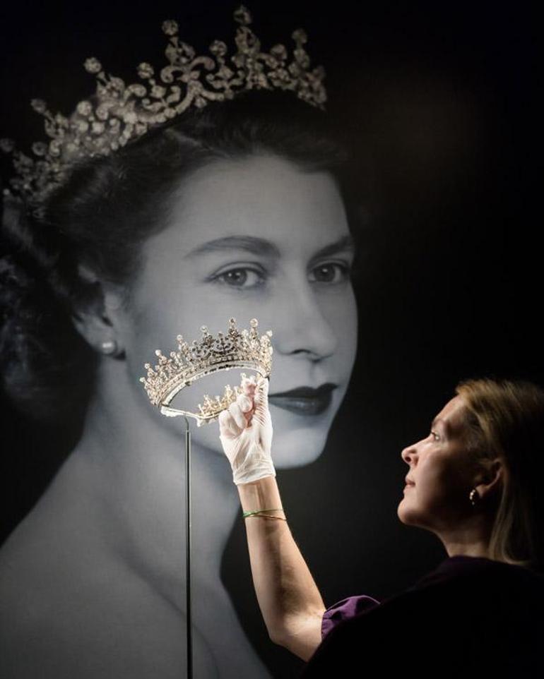 Kraliçe II. Elizabethin ikonik mücevherleri: Kime miras kalacak