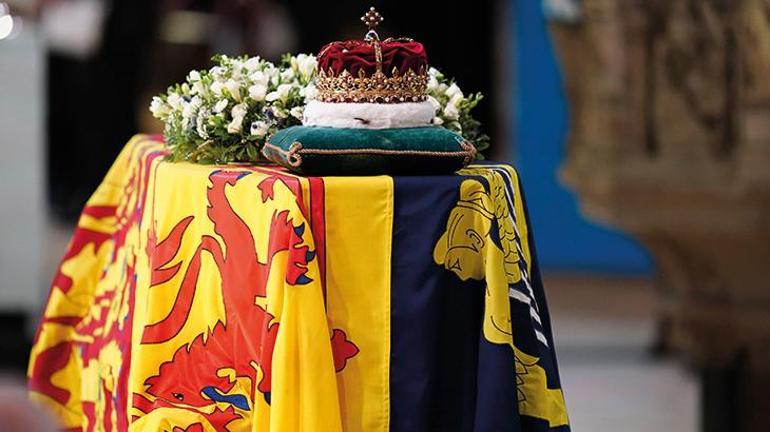 Kraliçe II. Elizabeth için Aziz Giles Katedralinde tören düzenlendi: Yeni Kral dakikalarca cenaze başında bekledi