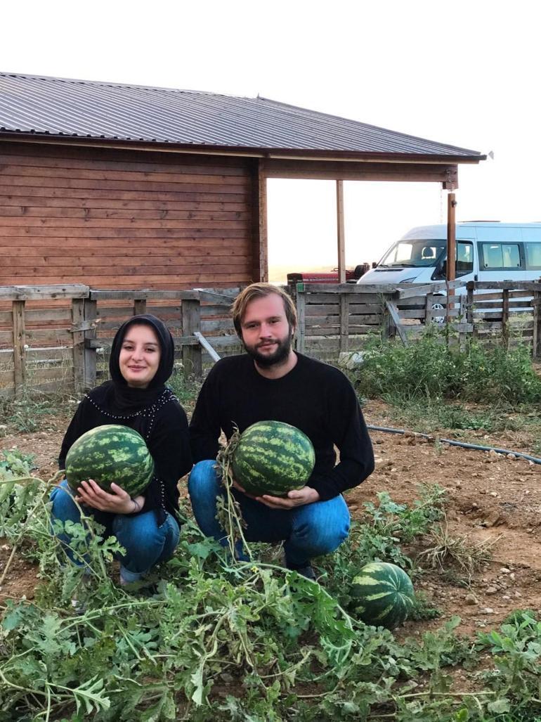 Kimi için işsiz kimi için emekli Tek bir çivi bile kullanmadan evini yaptı