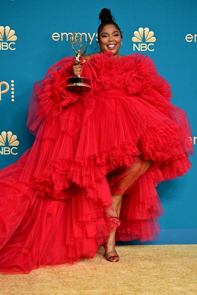 74üncü Emmy Ödülleri sahiplerini buldu İşte kırmızı halının en şık isimleri