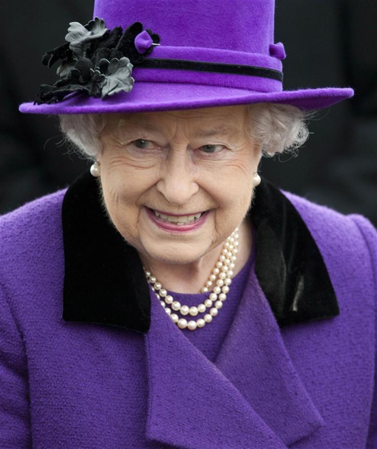 Kraliçe II. Elizabeth alyansı ve inci küpeleriyle gömülecek