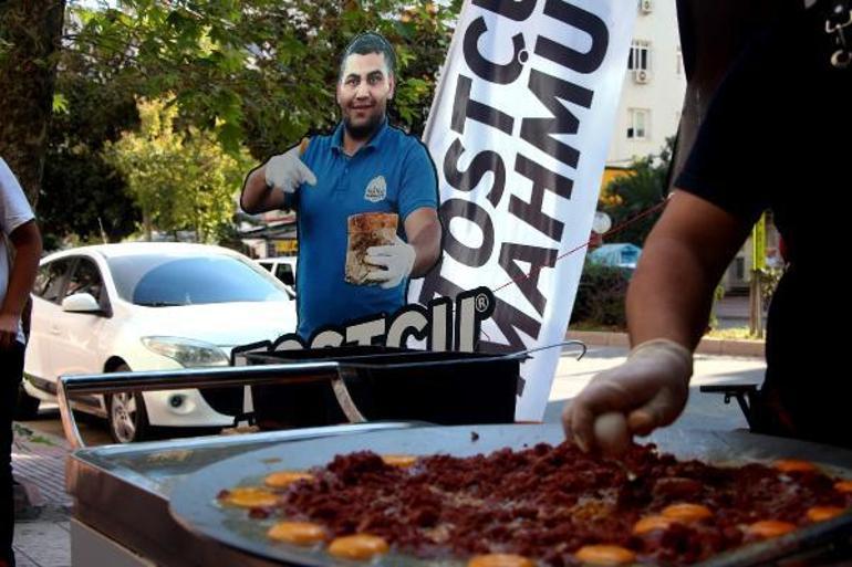 Tostçu Mahmut’un ölüm yıl dönümünde ücretsiz ‘ütü tostu’ dağıtıldı