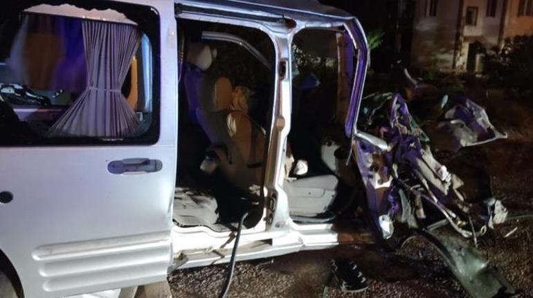 Yolcu otobüsüyle kamyonet çarpıştı: 2 ölü, 8 yaralı
