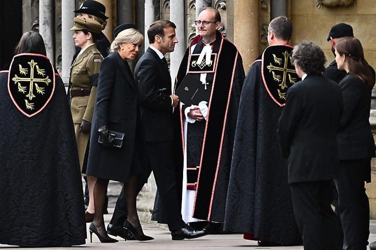 Dünya Kraliçe Elizabethin cenaze törenini izledi Son veda
