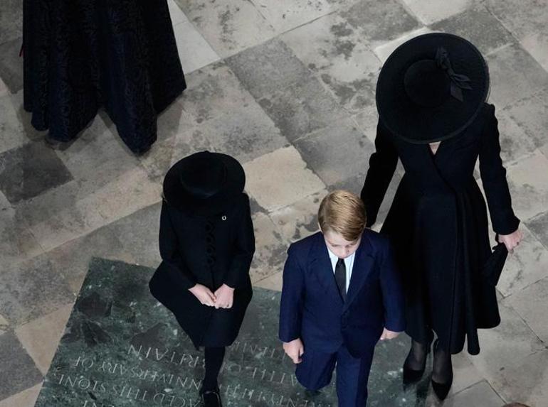Dünya Kraliçe Elizabethin cenaze törenini izledi Son veda