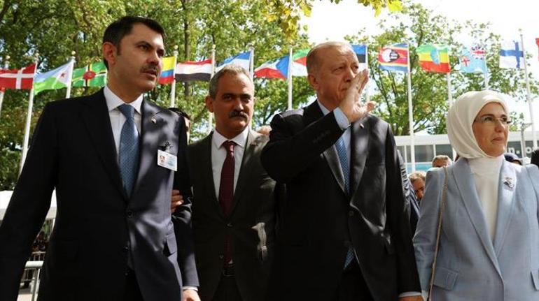 Cumhurbaşkanı Erdoğan ve eşi, Türkevinde açılan Atık Sergisi’ni gezdi