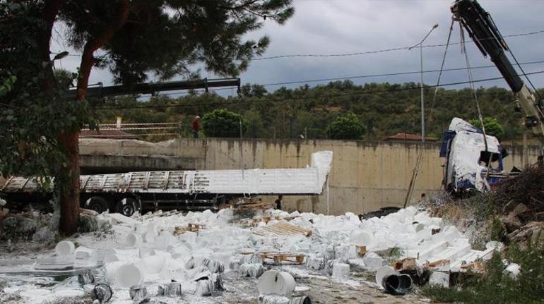 Boya yüklü TIR yoldan uçtu, vatandaş deprem sandı