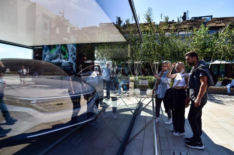 TOGG İstanbulda görücüye çıktı Vatandaşlardan yoğun ilgi