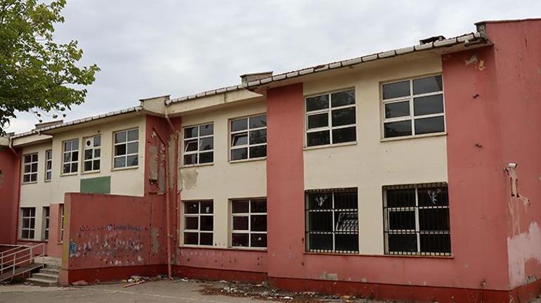Boşaltılan okul binası ekipleri alarma geçirdi