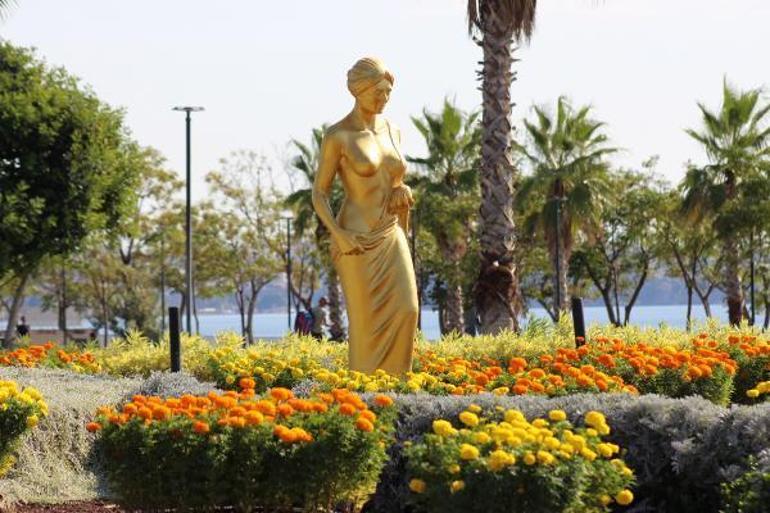 Altın Portakalın simgesi Venüs heykelleri, Antalya caddelerinde
