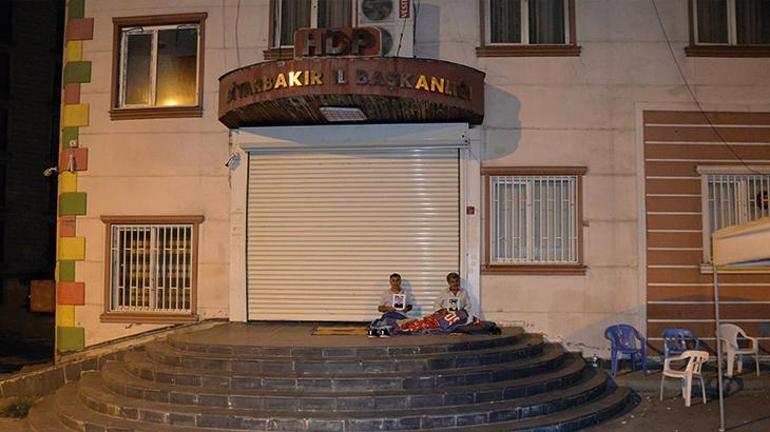 Diyarbakırda evlat nöbetindeki 2 baba HDP Binası önüne yatak serip gece nöbetine başladı