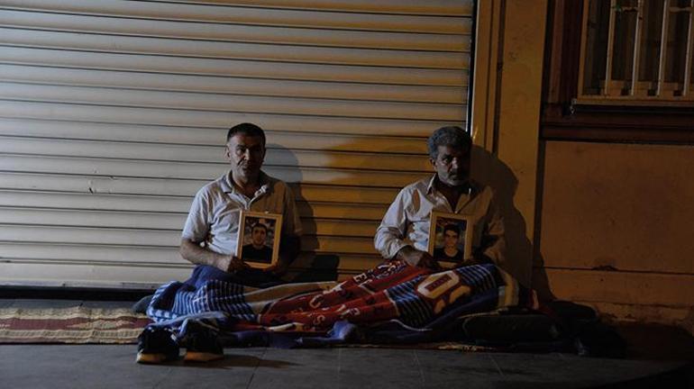 Diyarbakırda evlat nöbetindeki 2 baba HDP Binası önüne yatak serip gece nöbetine başladı