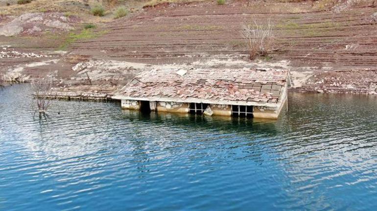 Kuraklıkla ortaya çıktı, mermerle etrafı çevrildi Burada babam ile annem yatıyor