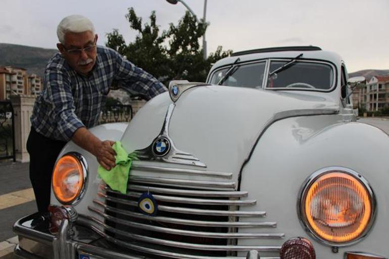 70 yıllık klasik otomobil görenleri hayran bırakıyor: Son gelen teklif 1,5 milyon lira