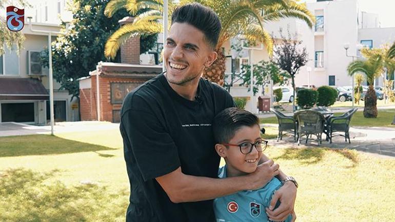 Marc Bartra, golden sonra dans eden minik taraftarla buluştu