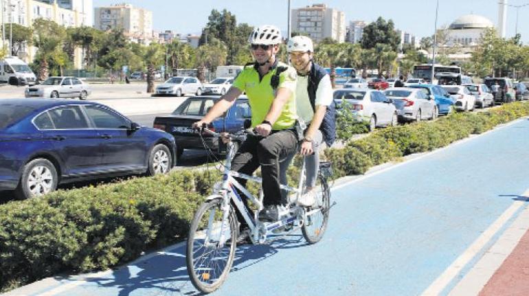 Bisiklet yolunda kırlangıçlar var