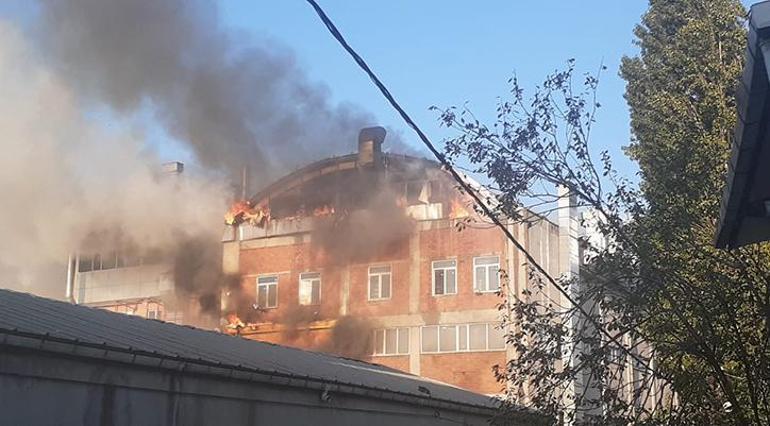 Sultanbeylide fabrika yangını 13 saat sonra söndürüldü