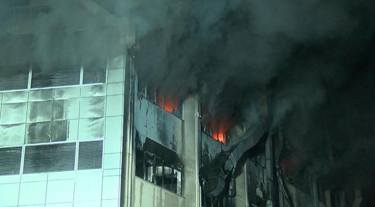 Sultanbeylide fabrika yangını 13 saat sonra söndürüldü