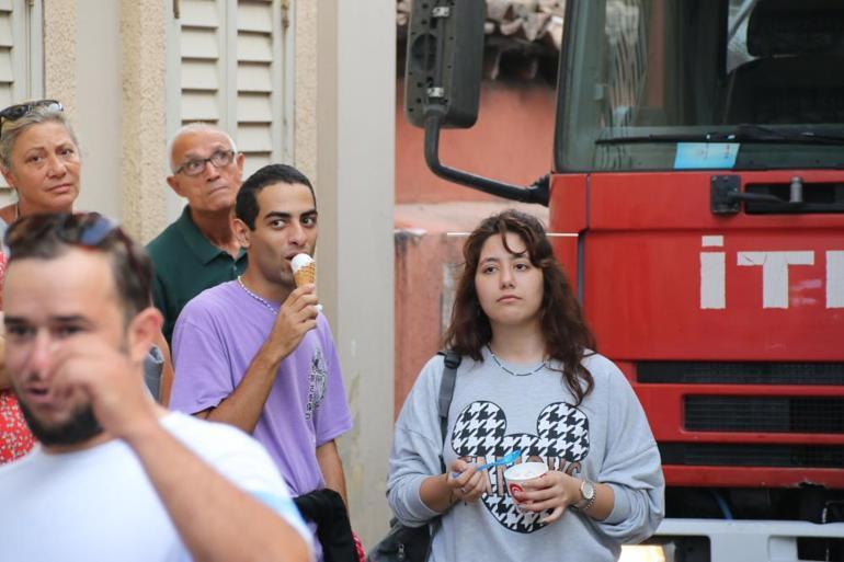 Dondurma yiyerek izleyenleri görünce “Size inat atlamayacağım” dedi