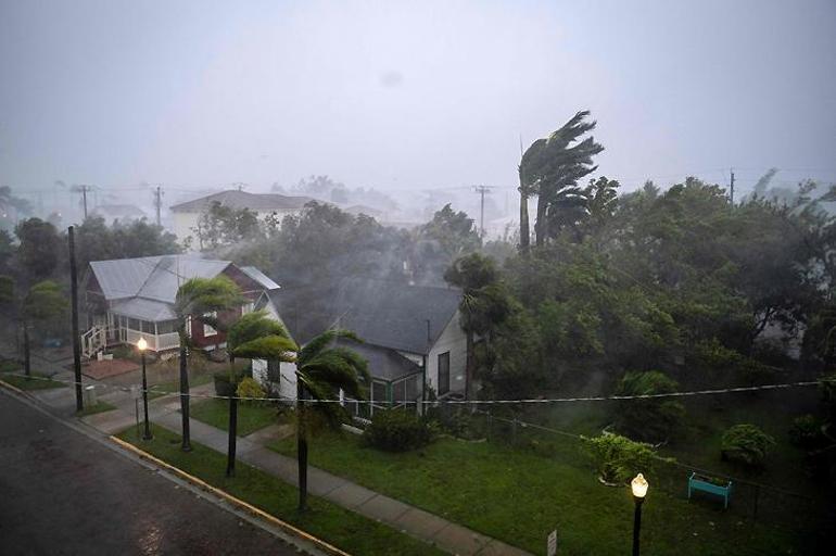 Ian Kasırgası Floridada iki milyon kişiyi elektriksiz bıraktı