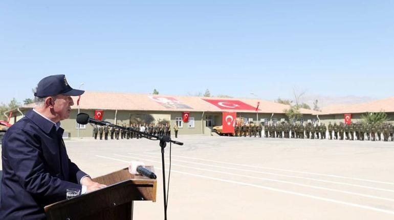 Bakan Akar, 8inci Hudut Alay Komutanlığında sancak teslim etti