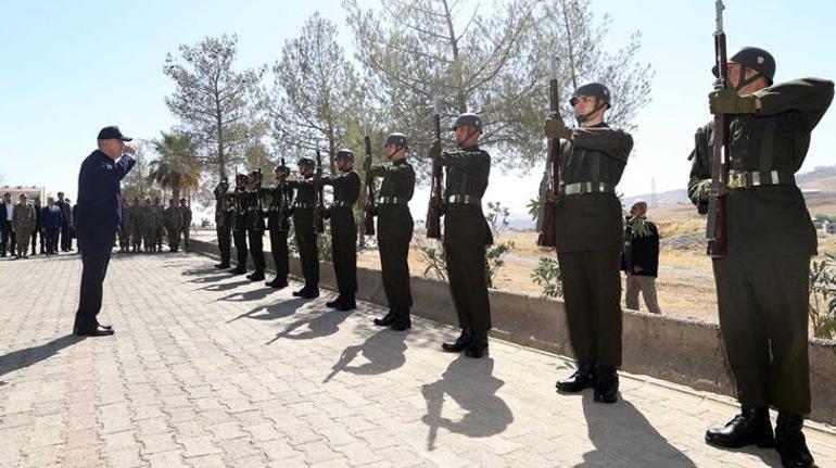 Bakan Akar, 8inci Hudut Alay Komutanlığında sancak teslim etti