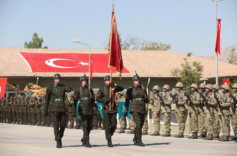 Bakan Akar, 8inci Hudut Alay Komutanlığında sancak teslim etti