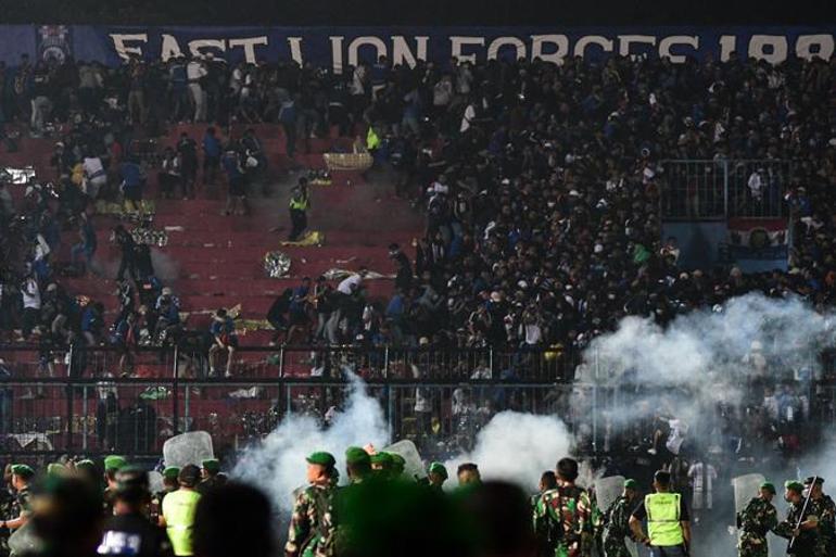 Son dakika... Endonezyada futbol maçında izdiham 174 ölü