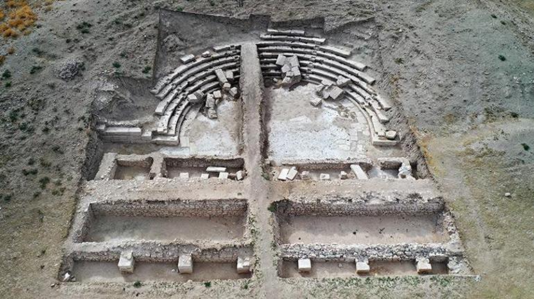 Türk adının geçtiği yazıtın bulunduğu Savatrada, mozaik de gün yüzüne çıkarıldı