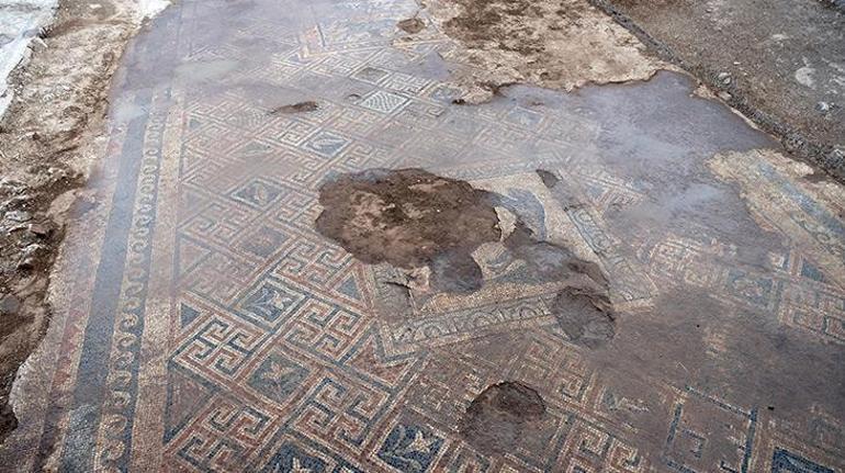 Türk adının geçtiği yazıtın bulunduğu Savatrada, mozaik de gün yüzüne çıkarıldı