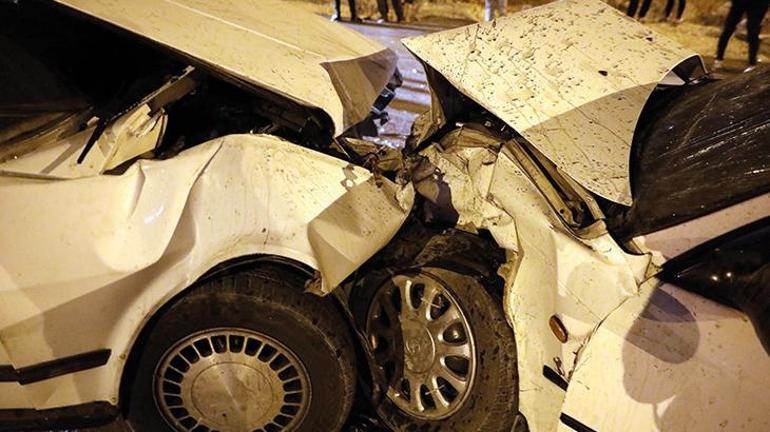 Gaziantepte korkunç kaza 2 otomobil kafa kafaya çarpıştı: 2’si ağır 10 yaralı