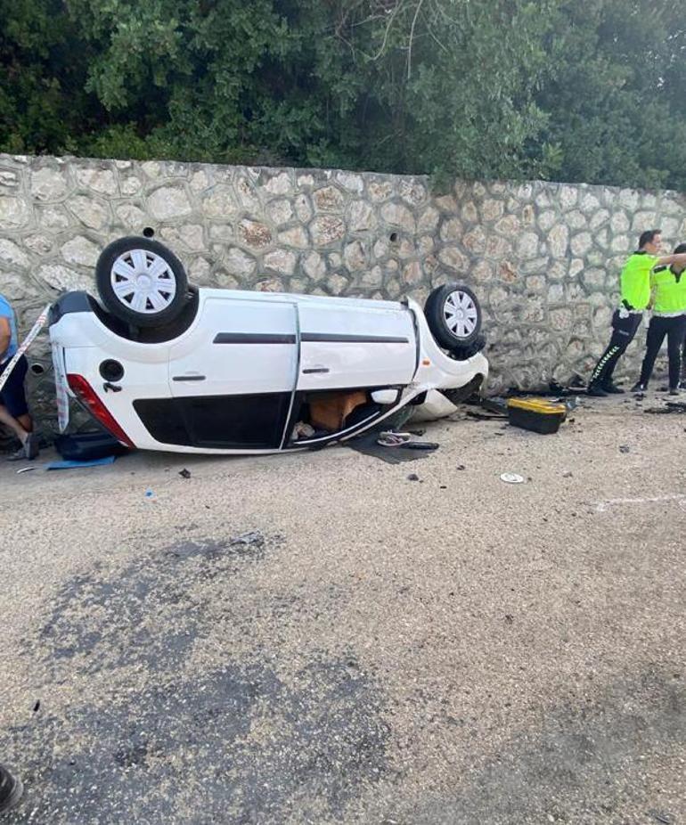 Antalyada minibüs ile otomobil çarpıştı; dede- torun öldü, 4 yaralı