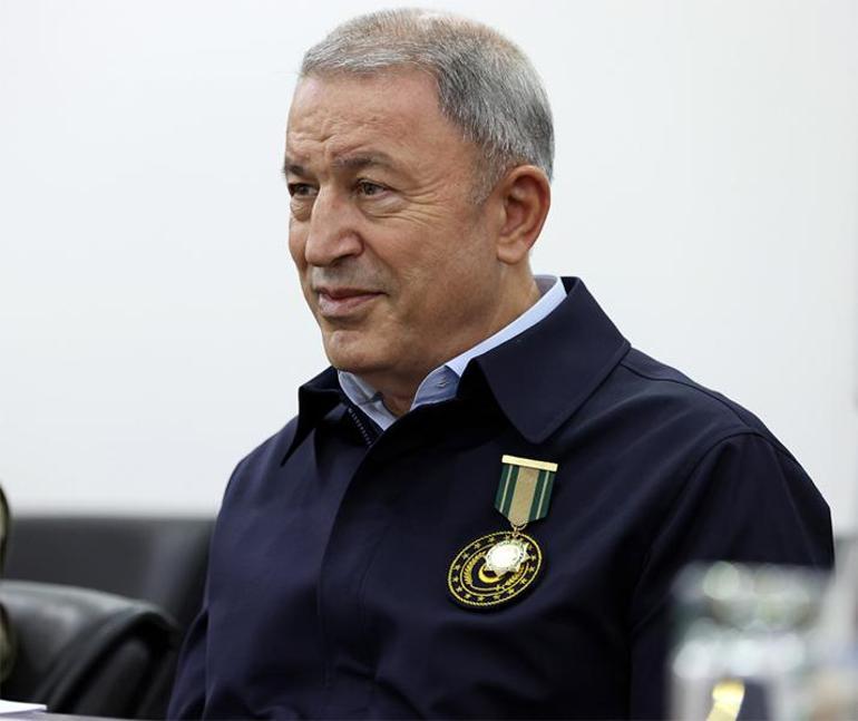 Milli Savunma Bakanı Akar’a Azerbaycan’dan madalya