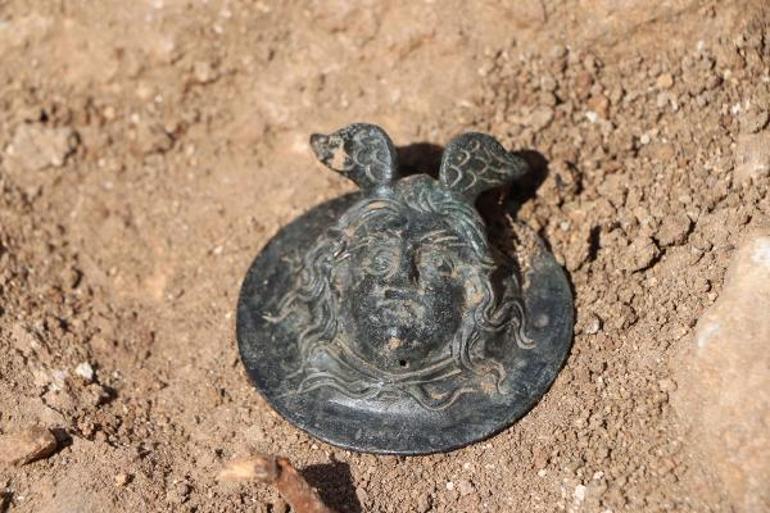 Perre Antik Kentinde 1800 yıllık bronz madalya bulundu