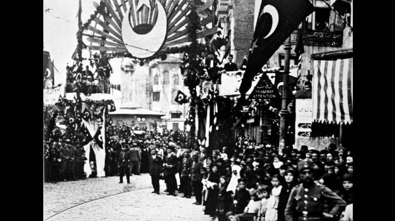 İstanbul Mustafa Kemal’le aydınlandı