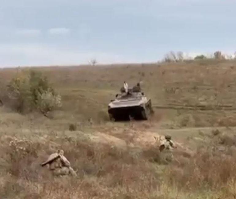 Rus hezimeti: Tankın namlusuna beyaz bayrak bağlayarak teslim oldular